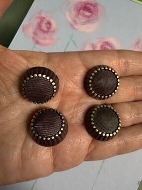VINTAGE 4 PC CHOCOLATE BROWN 3/4” PLASTIC TEXTURED BUTTONS WITH GOLD ACCENT DOTS